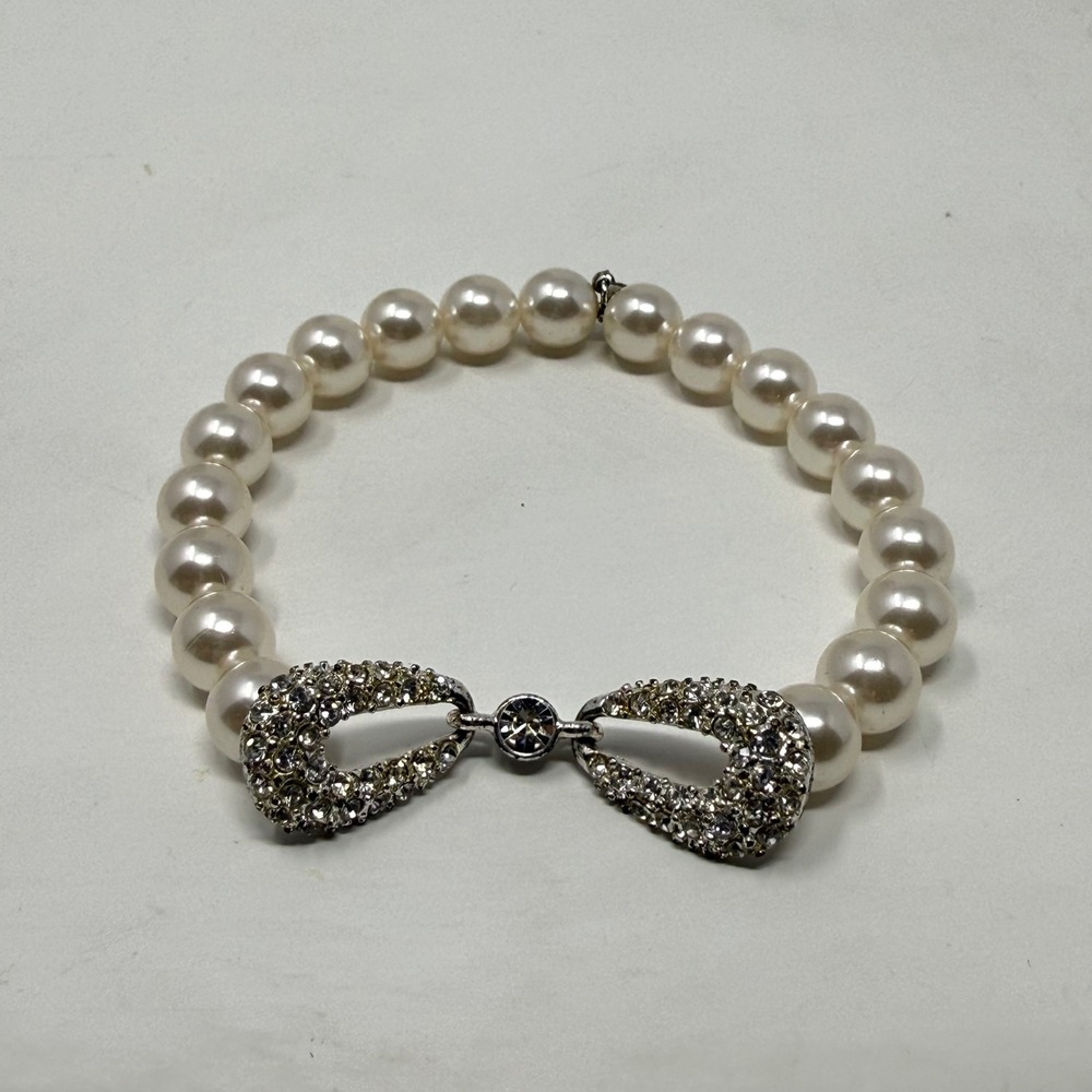 RMN Faux Pearl Stretch Bracelet Silver Tone Rhinestone‎ Bow Accent Cream White